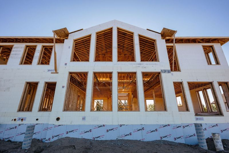 This image depicts a residential construction job site utilizing SuperForm’s ICF blocks.
